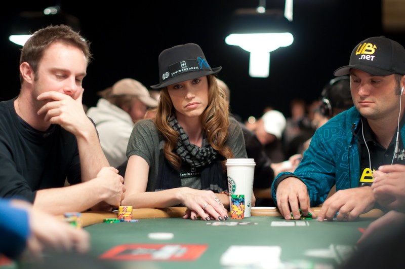 Celebrity Gamblers: Famous Stars Who Love Gambling 10 Shannon Elizabeth gambling