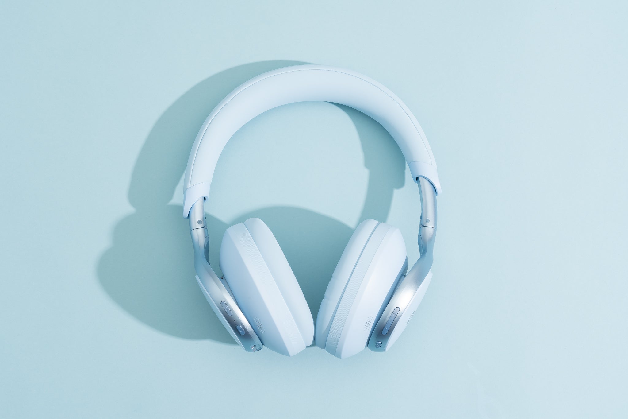 Gambler's Guide to the Latest Casino Gadgets and Tech 6 Noise-Cancellation Headset