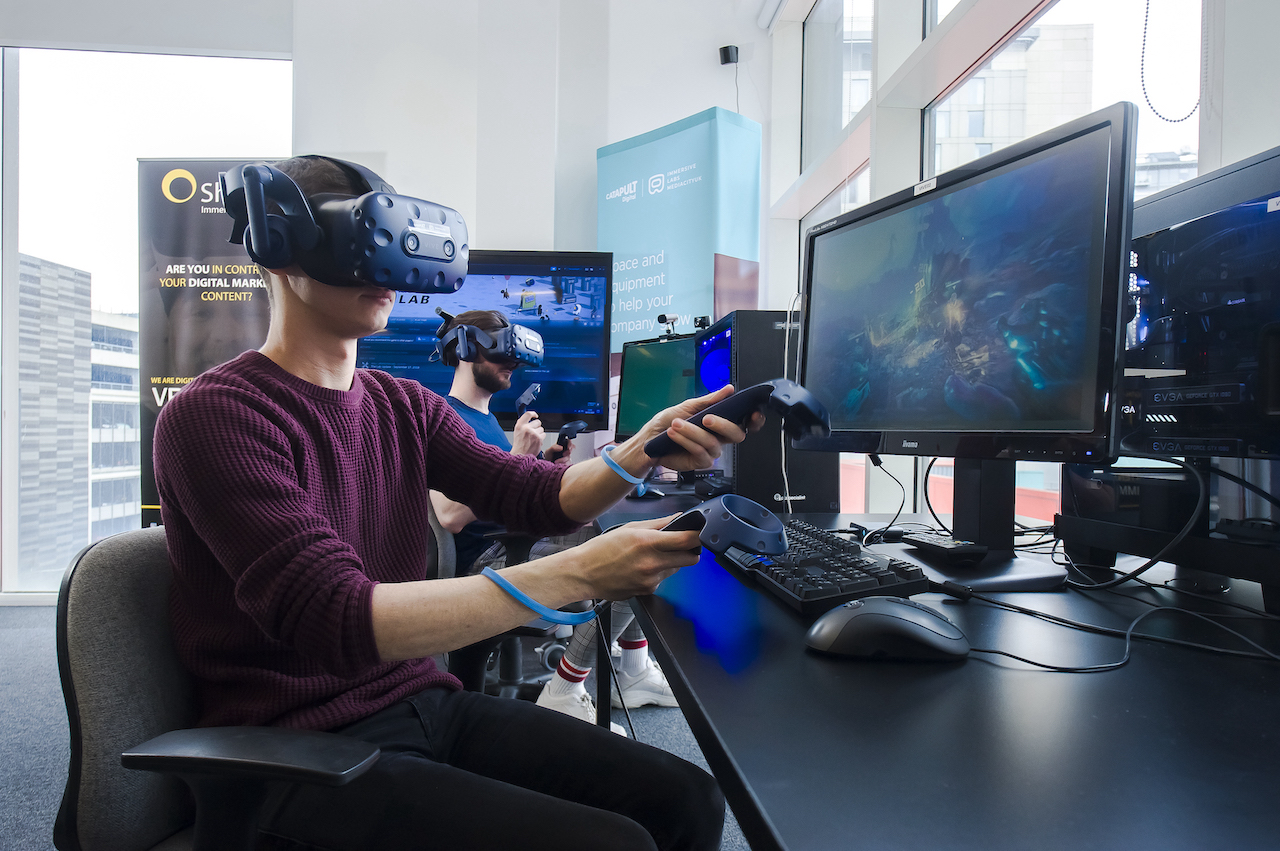 Gambler's Guide to the Latest Casino Gadgets and Tech 4 VR Headsets